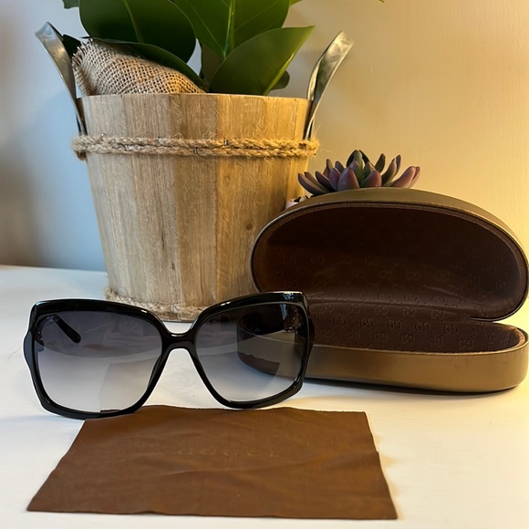 Gucci Black sunglasses - Picture 1 of 12